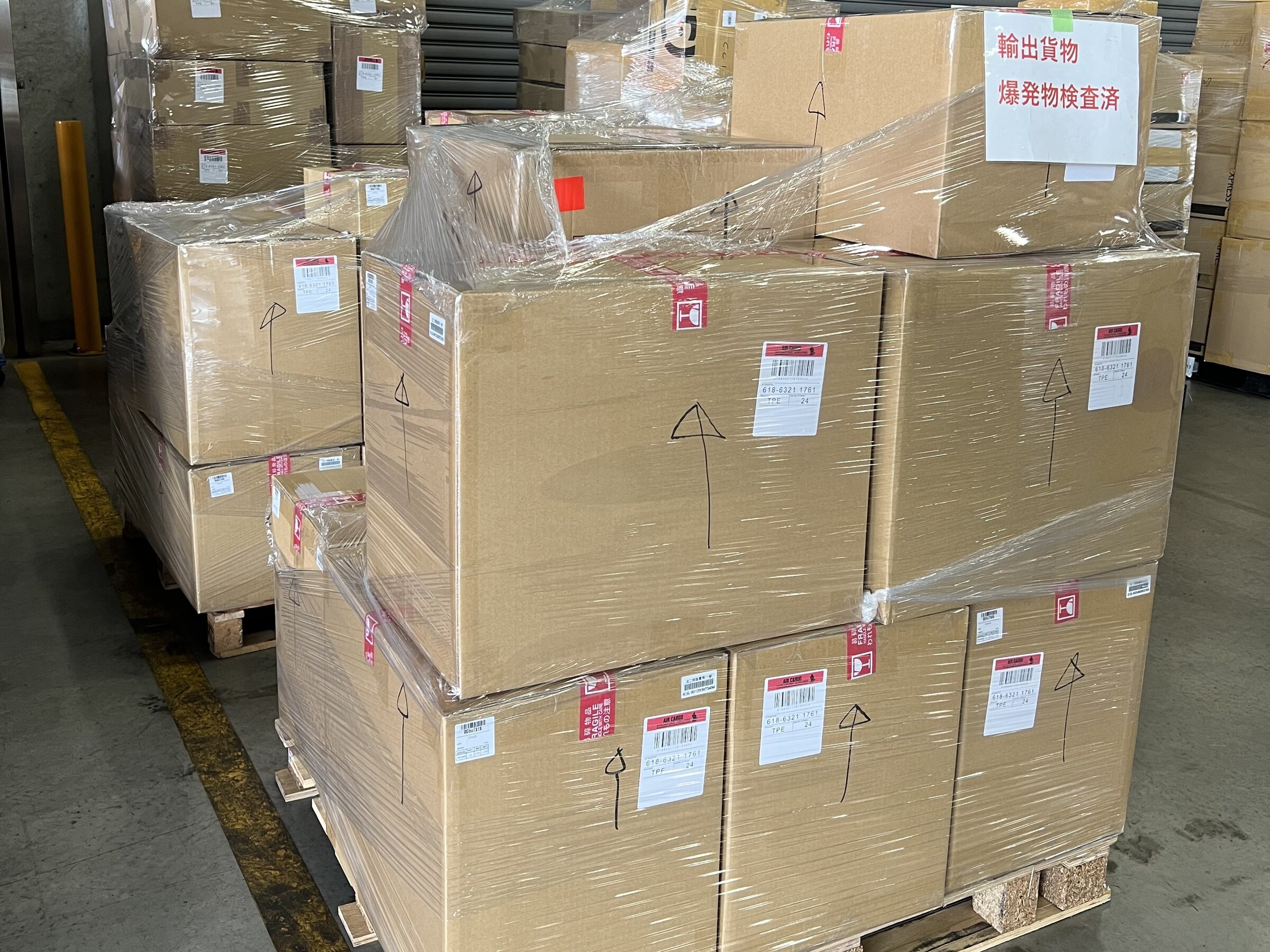 空運出口貨物：完成爆裂物檢查的棧板，等待裝機