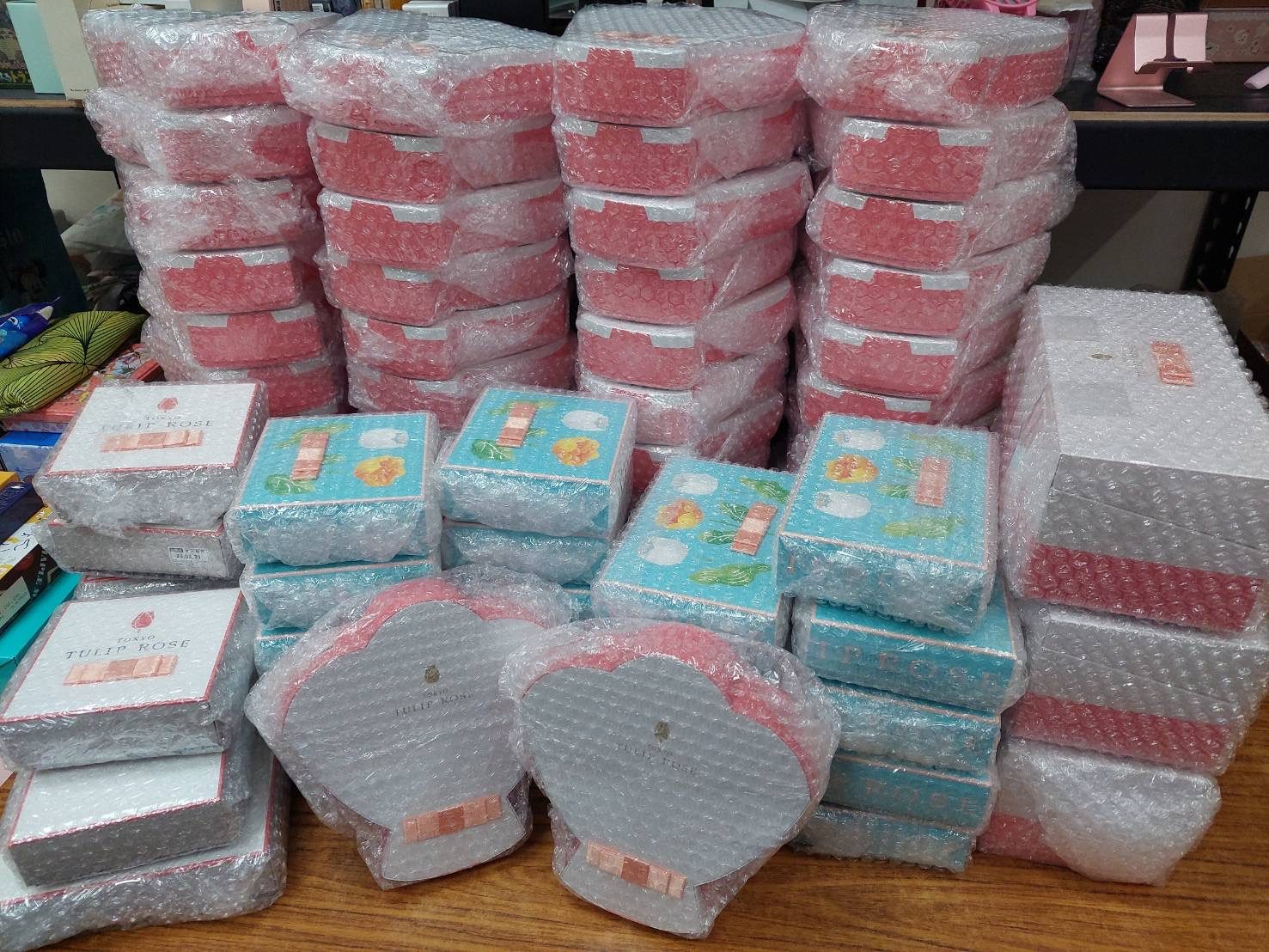 日本現場打包作業：每盒甜點逐一以氣泡紙包覆防護